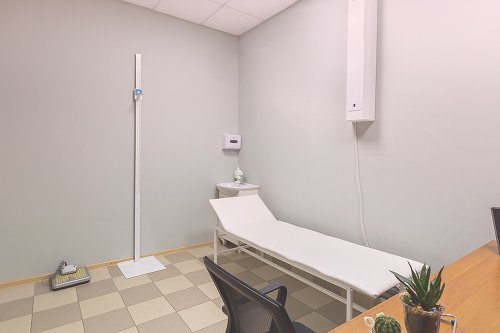Комната с медицинским оборудованием для лечения пациентов